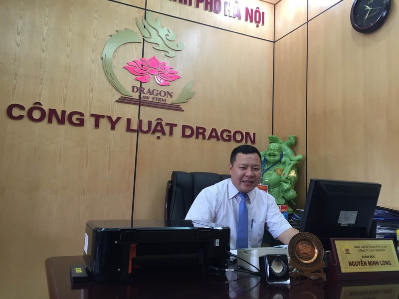Luật sư Nguyễn Minh Long giám đốc Công ty Luật Dragon tại phòng làm việc ở Hà Nội